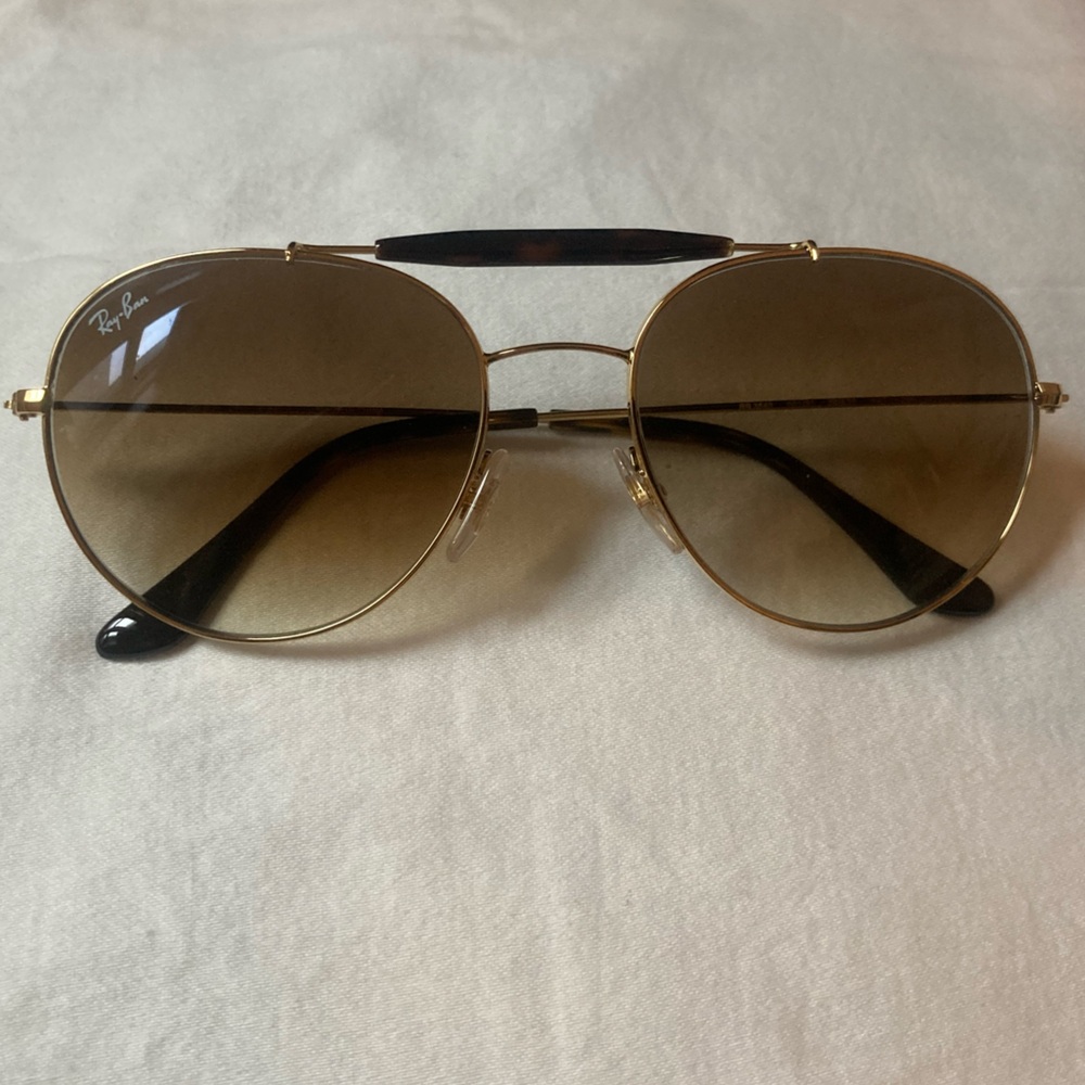 Ray-Ban Classic Gold Aviator Sunglasses, with case. NWOT.